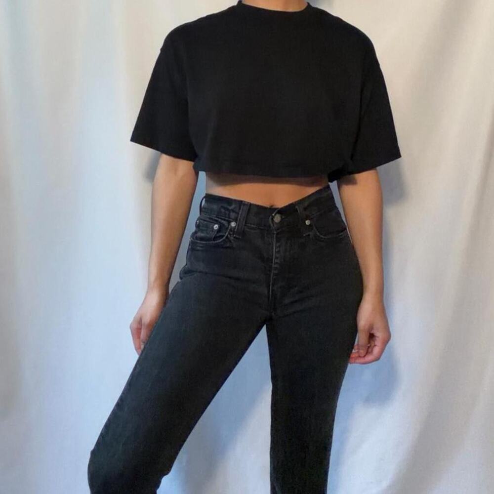 Black boxy crop tee